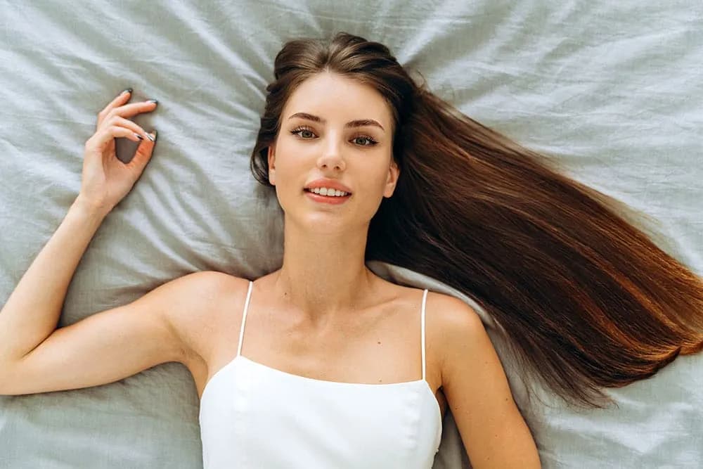 Jak stosować olejek z czarnuszki na włosy, aby je wzmocnić i nawilżyć