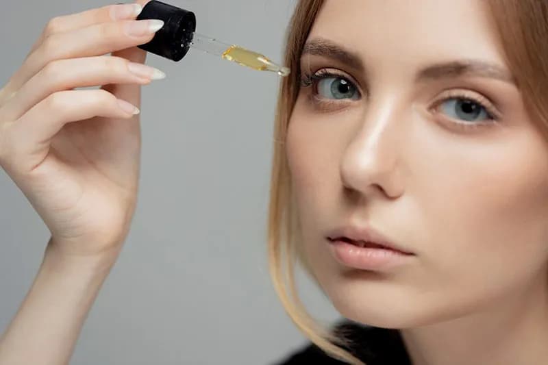 Jak nakładać olejek rycynowy na brwi, by uzyskać gęstsze i zdrowe brwi