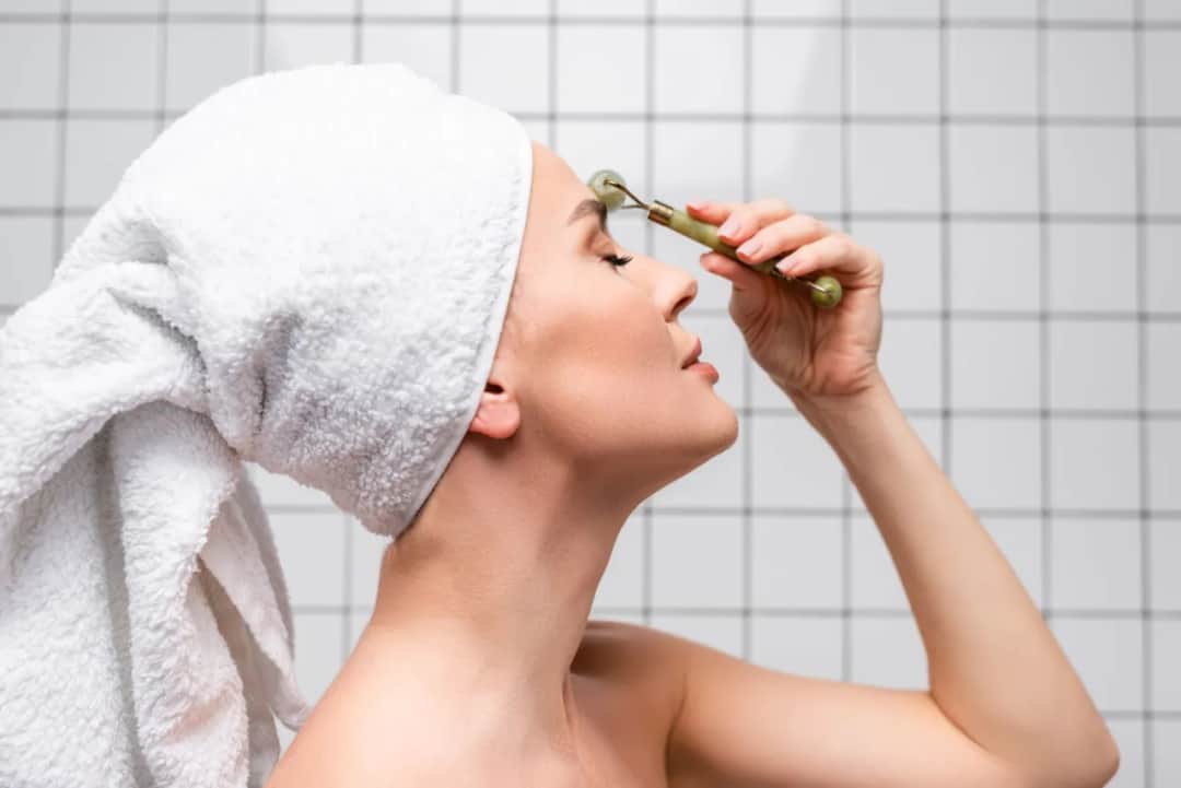 Jak używać rollera do masażu twarzy, aby uniknąć błędów i cieszyć się efektami