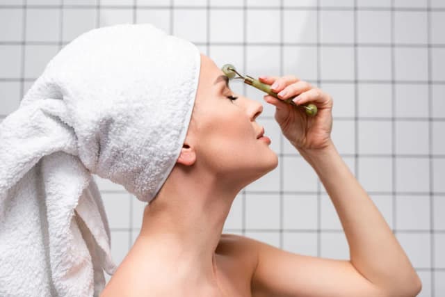 Jak używać rollera do masażu twarzy, aby uniknąć błędów i cieszyć się efektami