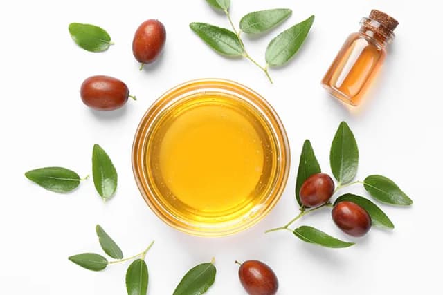 Jak używać olejku do włosów, aby uniknąć uszkodzeń i poprawić wygląd